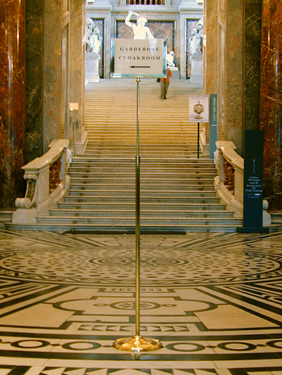 H�henverstellbarer St�nder im Kunsthistorischen Museum