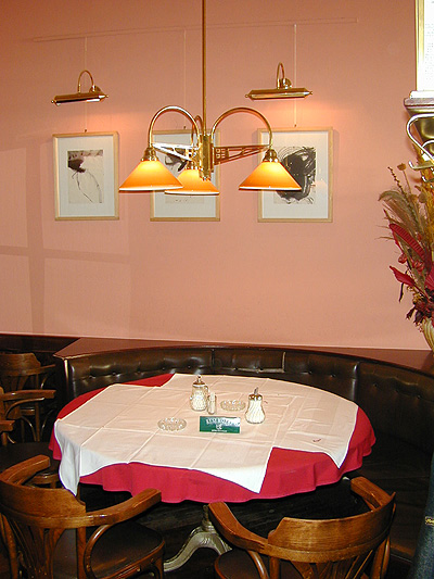 Cafe Servus - Hängelampe und Cafehaustisch