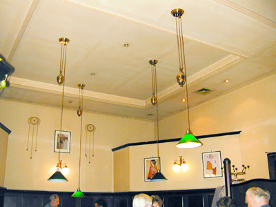 Zugleuchten im Cafe Wunderer